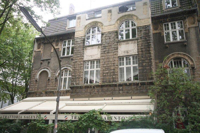 Altbau mit Gastronomie und PaX Sprossenfenstern