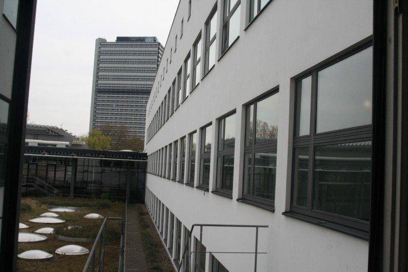 PaX Kunststoff-Fenster in grau für ehem. Deutschen Bundestag in Bonn