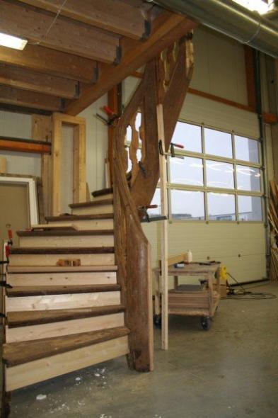 Wendeltreppe aus Holz im Bau