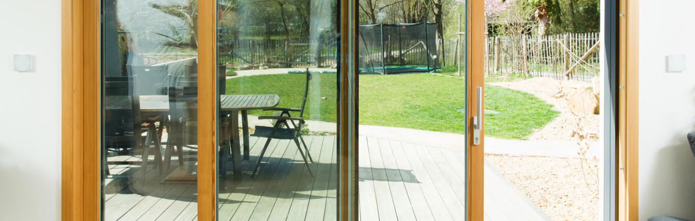 Hebe-Schiebe-Tür Holz-Alu halb geöffnet